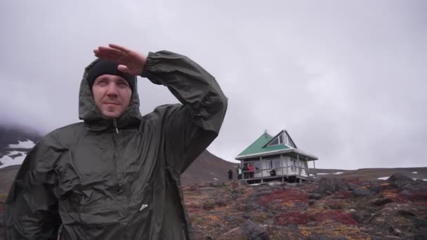 Muž se podívá do dálky poblíž úkrytu vulkanologů v Kamčatce — Stock video