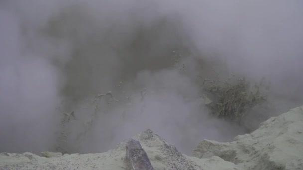 Fumaroles fumantes au sommet du volcan Mutnovsky sur la péninsule du Kamchatka — Video