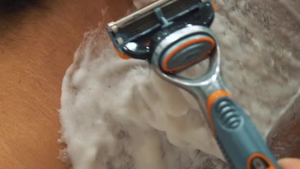 Wet shaving a mans face with a poor shaving razor. Hair pulling, close-up — Stock Video