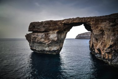 Şimdi ortadan kayboldu, Azure pencere doğal arch, Gozo Adası Malta için Deniz Manzaralı