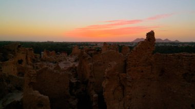 Eski şehir Shali ve dağ sunrise, Mısır Siwa oasis adlı Dakrour Panoraması