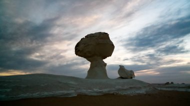 Soyut doğa Heykel Sergisi aka tavuk ağacının altında beyaz batımında Sahara, Mısır, çöl