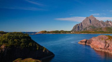 Panoramik Orsvagvaer Köyü ve Sandvika fiyort Austvagoy Adası, Lofoten, Norveç