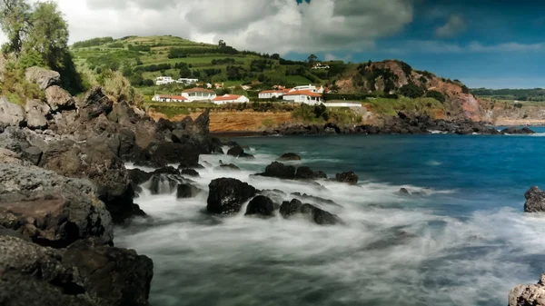 Landschaft von Praia do Almoxarife Strand mit langer Belichtungszeit, Insel Faial, Azoren, Portugal — Stockfoto