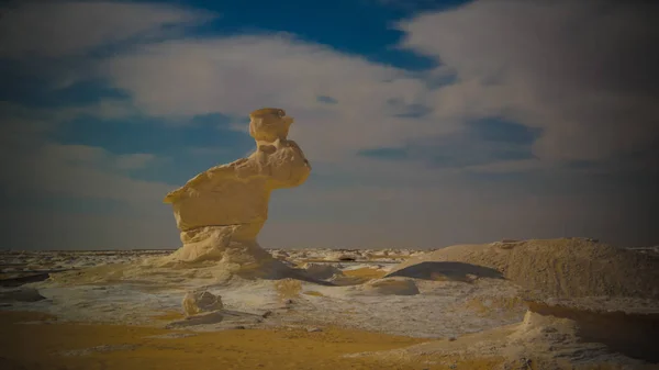 白砂漠 ファラフラ エジプトの石のウサギを彫刻します — ストック写真