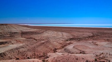 Panorama görünümüne tuzlu Barsa Kelmes Gölü ve Ustyurt Plato Karakalpakstan, Özbekistan