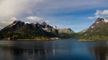 Panoramik Sildpollnes Köyü ve Urvika fiyort, Austvagoy Adası, Lofoten, Norveç