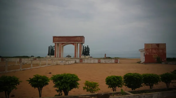 在贝宁 Ouidah 的建筑拱门门 — 图库照片