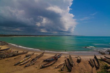 Elmina kalesi ve kale Gana çatıdan Atlantik Okyanusu ve balıkçı tekneleri için manzaralı