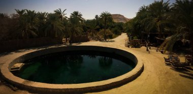 Mısır Siwa oasis Kleopatra banyosu ile manzara