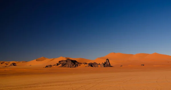 在阿尔及利亚 Tassili Najjer 国家公园的梅尔祖加沙丘日落景色 — 图库照片