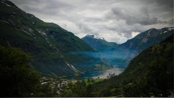 ガイランゲル フィヨルドは ノルウェーの Trollstigen への空中パノラマ ビュー — ストック写真