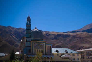 Kırgızistan'daki narin Merkez Camii dış görünümüne