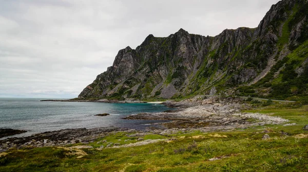 Andoya 아일랜드 Vesteralen 노르웨이에서 구멍이 근처의 해안선 — 스톡 사진