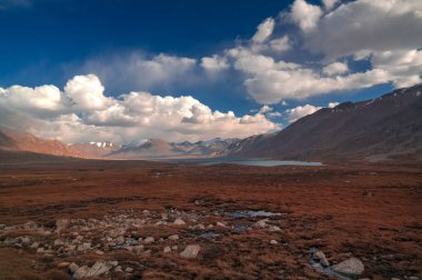 Panoramik göl Barskoon geçiş, nehir ve gorge ve Sarymoynak görünümüne geçmek Jeti-oğuz, Kırgızistan