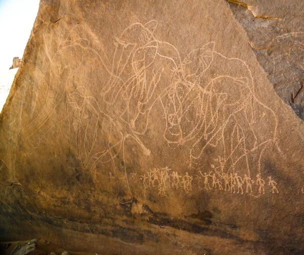 Slon Muži Jeskynní Malby Petroglyfy Boumediene Najjer Národním Parku Alžírsko — Stock fotografie