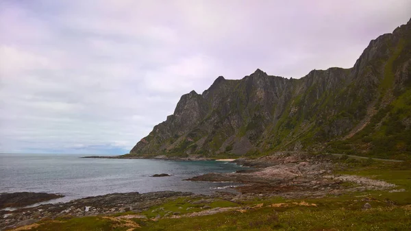 Andoya 아일랜드 Vesteralen 노르웨이에서 구멍이 근처의 해안선 — 스톡 사진