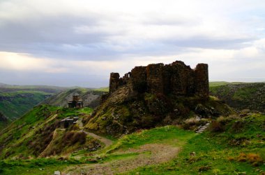 Vahramashen Kilisesi ve Amberd Kalesi, Ermenistan için gün batımı görünümü