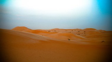 Sahara dune yakınındaki Mauritania ülkesindeki Chinguetti için gün batımı görünümü