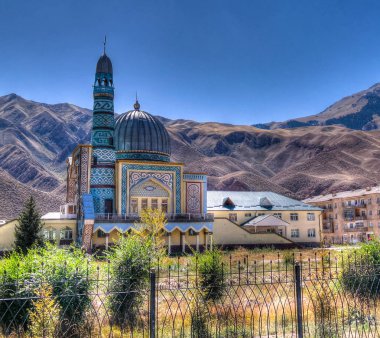 Kırgızistan'daki narin Merkez Camii dış görünümüne