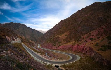 Serpantin yolları bırak, Too-Ashuu pass ve Kara Balta Nehri Vadisi, Chuy Region, Kyrgyzstan