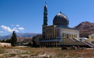 Kırgızistan'daki narin Merkez Camii dış görünümüne
