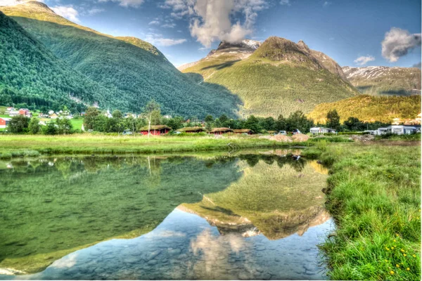 Zonsondergang Innvikfjorden Loen Dorp Aan Stryn Noorwegen — Stockfoto