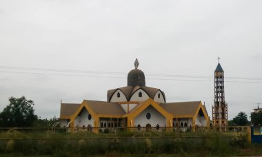 Tepedeki ev ve kilise Benin Nokoue göl kenarında köy Ganvie Tofinu kişilerde