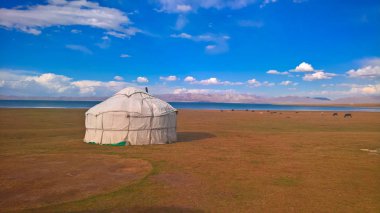 Yurts Kırgızistan şafakta shore şarkı Kol gölde