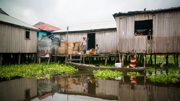 Maisons Basculantes Dans Village Ganvie Tofinu Personnes Sur Lac Nokoue — Photo