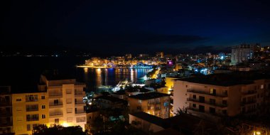 gece hava panoramik Saranda şehir ve bay Ionian sea Arnavutluk