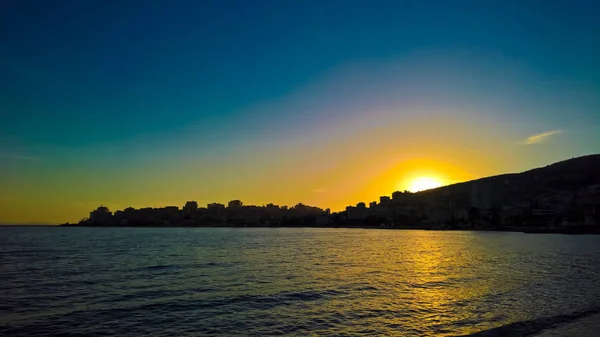 Pôr Sol Vista Panorâmica Para Cidade Saranda Baía Mar Jónico — Fotografia de Stock