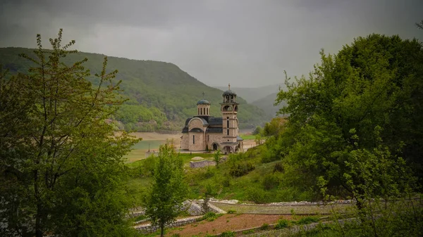 Mavrovo 国家公园的风景与山 湖和新的 尼古拉教会在 Fyr 馬其頓 — 图库照片