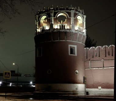 Burcu ve duvar Donskoy Manastırı, Moskova, Rusya Federasyonu için gece kış görüntülemek