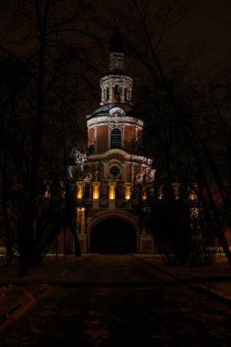 Kuzey kapısı ve Tihvin Donskoy kilise Manastırı, Moskova, Rusya Federasyonu için gece kış görüntüleyin
