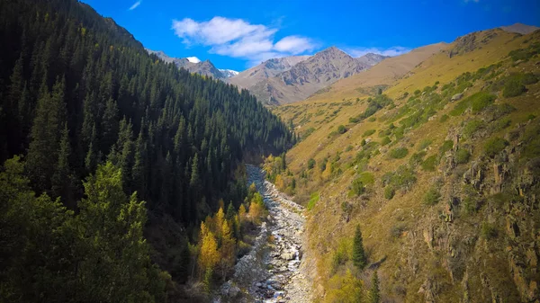 Petite Cascade Col Too Ashuu Rivière Vallée Kara Balta Dans — Photo