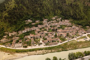 Berat Kalesi: Arnavutluk'ta Berat eski kent merkezine ve Osum nehir panoramik havadan görünümü