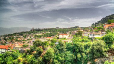 Gjirokastra Kalesi'ne duvar ve masa saati, Gjirokaster, Arnavutluk ile panoramik görünüm