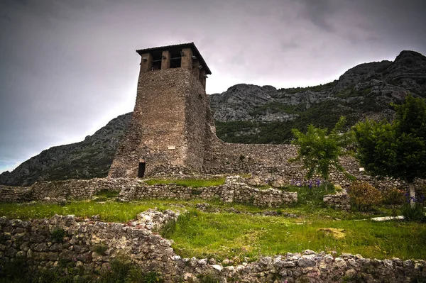 风景与 Kruje 城堡的废墟在阿尔巴尼亚 — 图库照片