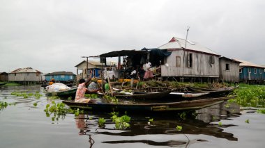 Tepedeki köyü Ganvie Tofinu insanlar - 02 Kasım 2015 Benin Nokoue göl evleri.
