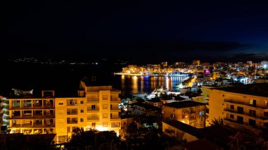 gece hava panoramik Saranda şehir ve bay Ionian sea Arnavutluk