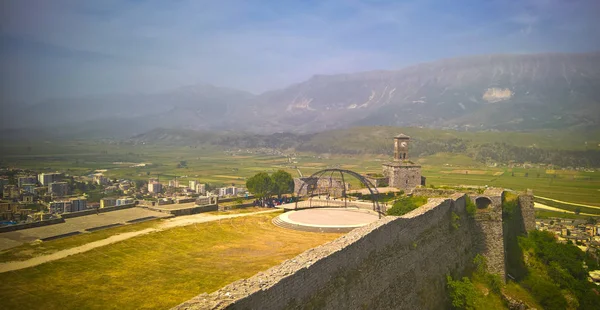 阿尔巴尼亚吉诺卡斯特带有城墙 塔楼和时钟的吉诺卡斯特城堡全景 — 图库照片