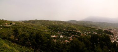 Berat Kalesi: Arnavutluk'ta Berat eski kent merkezine ve Osum nehir panoramik havadan görünümü