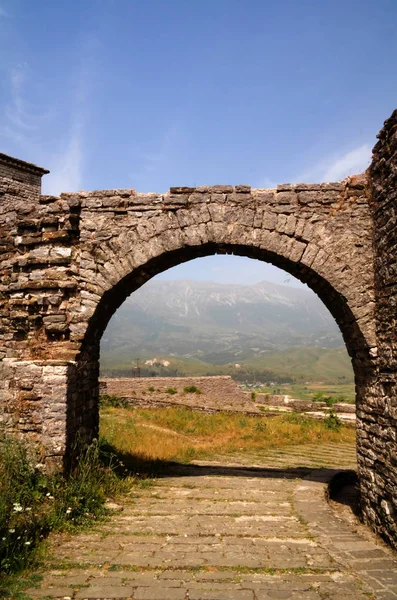 Vista Panorâmica Para Castelo Gjirokastra Com Arco Gjirokaster Albânia — Fotografia de Stock