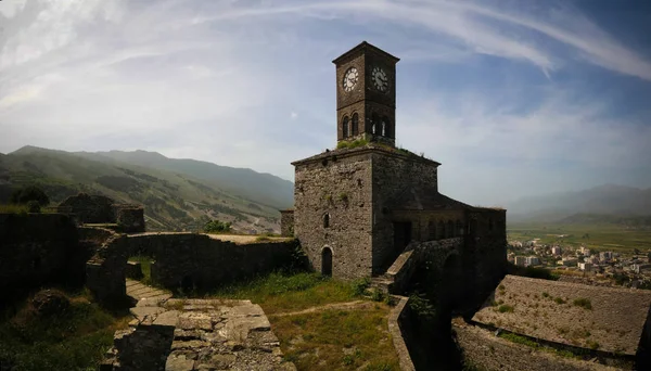 阿尔巴尼亚吉诺卡斯特带有城墙 塔楼和时钟的吉诺卡斯特城堡全景 — 图库照片