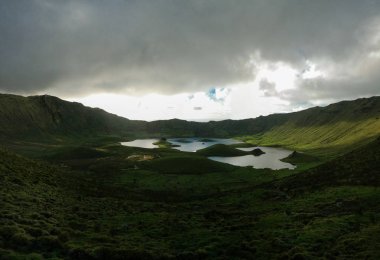Gün batımı manzaralı Caldeirao krater Corvo Island, Azores, Portekiz için