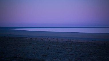 Aral Gölü Panoraması görünümüne Yaylası Ustyurt RIM Karakalpakstan, Özbekistan'a gün batımında Aktumsuk cape yakınında