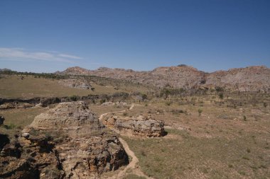 Isalo Milli Parkı Madagaskar'daki soyut kaya oluşumu