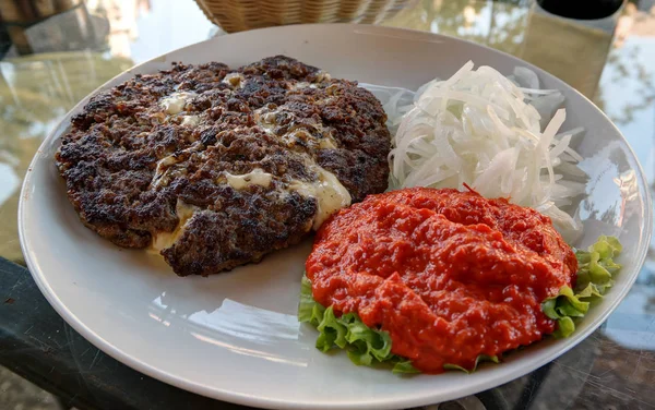 Traditionele Servische Balkan Schotel Pljeskavica Met Saus Maribor Slovenië — Stockfoto