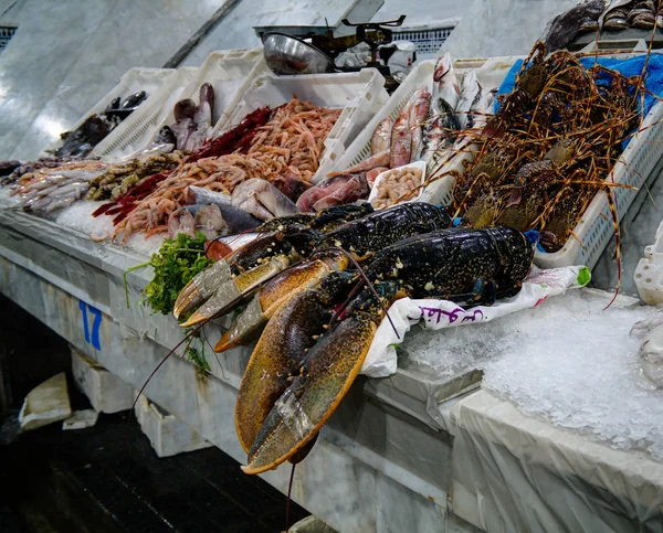 摩洛哥卡萨布兰卡鱼市场的海鲜桌 — 图库照片